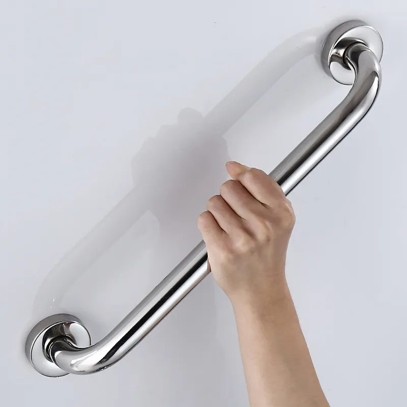 Mão se apoiando em barra de apoio para idoso comprida.