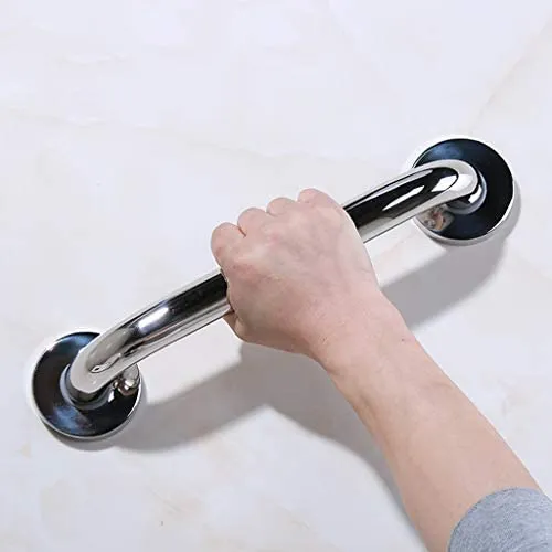 Mão de homem segurando barra de apoio pequena.