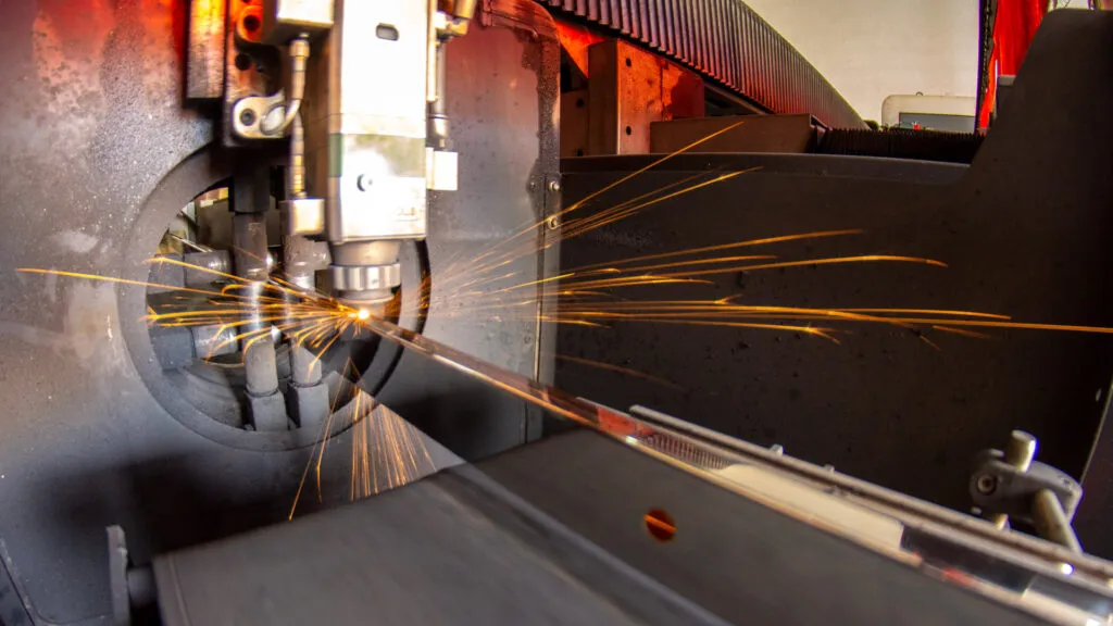 Aço inox 304 passando em máquina de corte a laser para se transformar em acessórios para vidros.