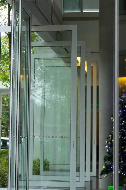 Veja as vantagens de portas pivotantes em vidro.