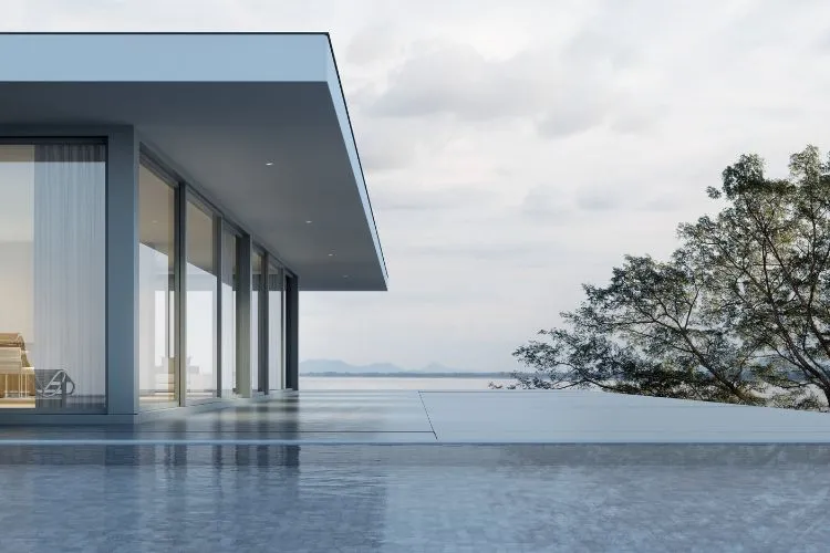 Residência com fachada de vidro.