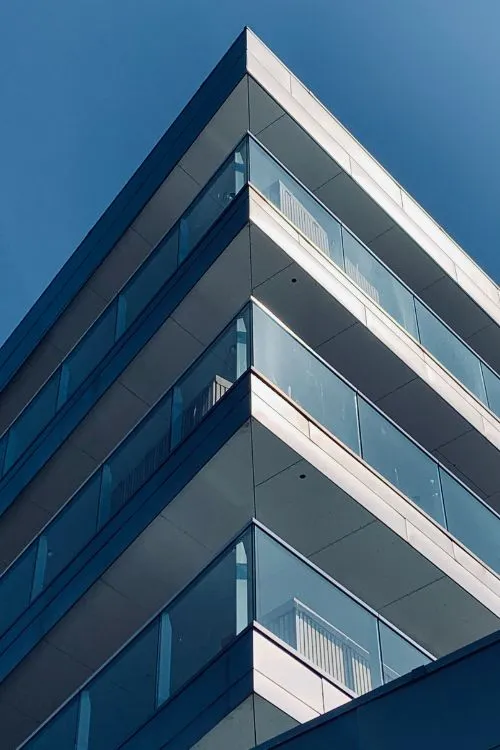 Prédio com guarda-corpo de vidro.