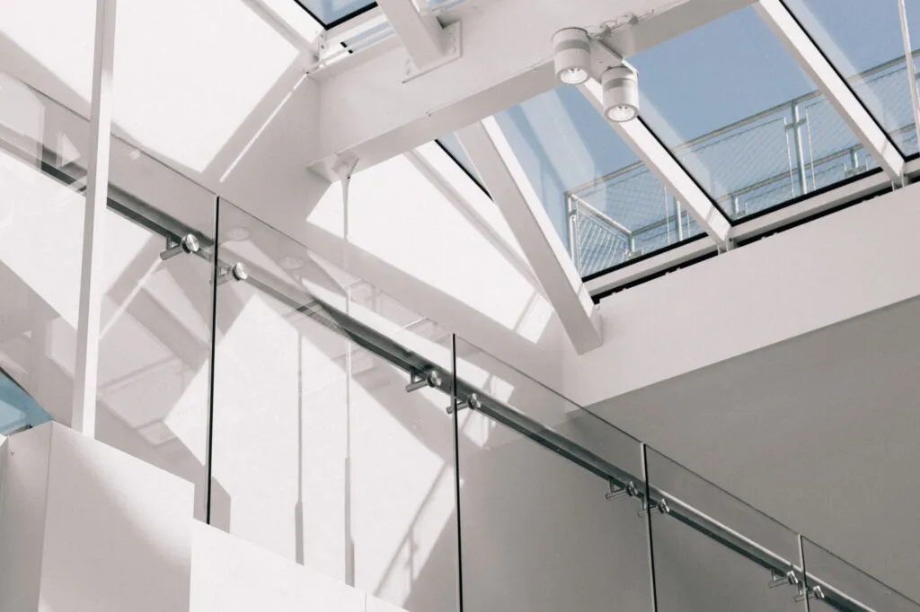 interior-edificio-moderno-guarda-corpo-vidro